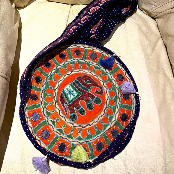 Elephant Handbag. Great for over the shoulder carrying. Never used. - Picture 1 of 4